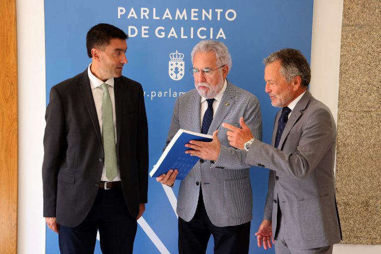 El CES entrega al Parlamento gallego la Memoria sobre la situación económica y social de Galicia 2022