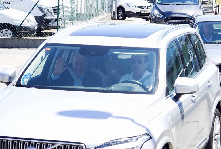 Crónica.- Juan Carlos I pasa su primer día en Sanxenxo en un clima tranquilo y desapercibido «como cualquier ciudadano»