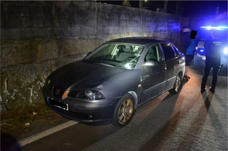Un conductor ebrio atropella a dos peatones y causa daños en vehículos estacionados en Amoeiro (Ourense)
