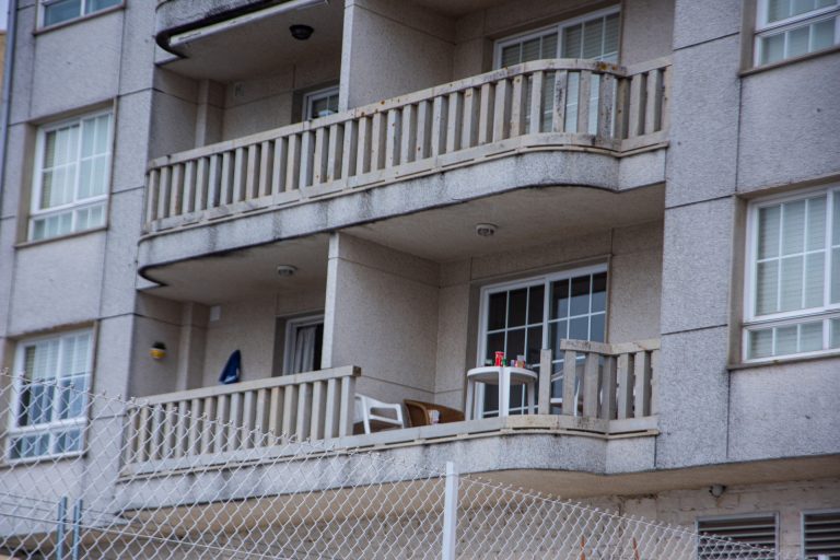 El Ayuntamiento de Sanxenxo revisará los balcones del edificio en el que cayeron cuatro jóvenes