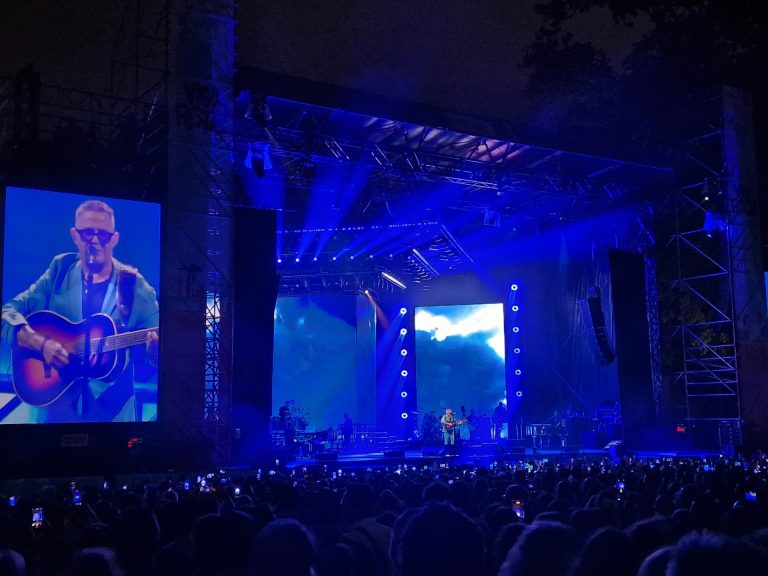Alejandro Sanz enamora a miles de corazones ‘partíos’ en Vigo en un auditorio de Castrelos abarrotado por 90.000 fans