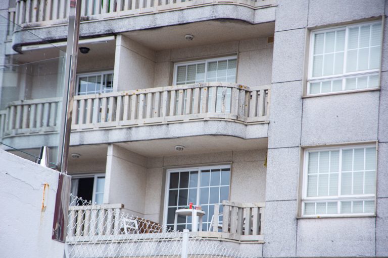 Permanece muy grave uno de los cuatro jóvenes heridos al caer de un balcón en Sanxenxo (Pontevedra)