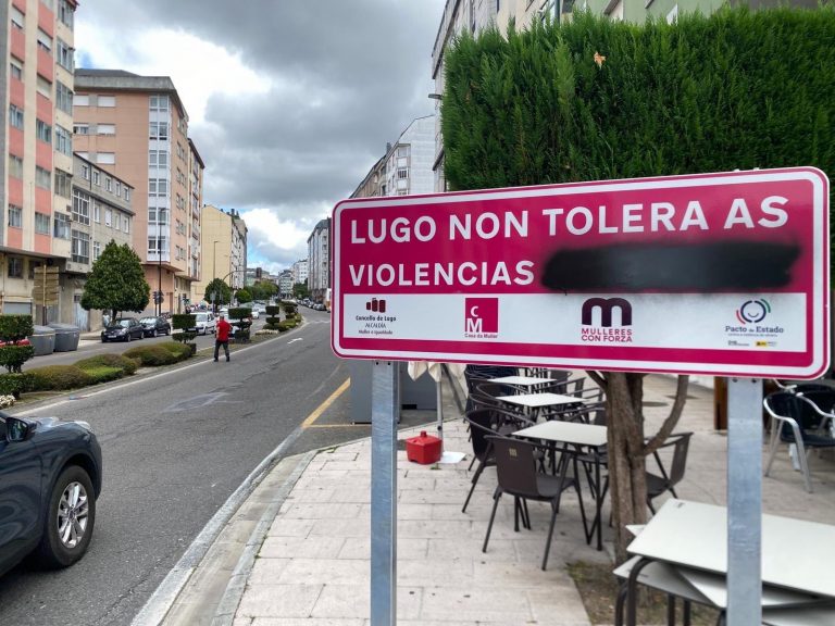 Vandalizan un cartel contra la violencia machista en Lugo