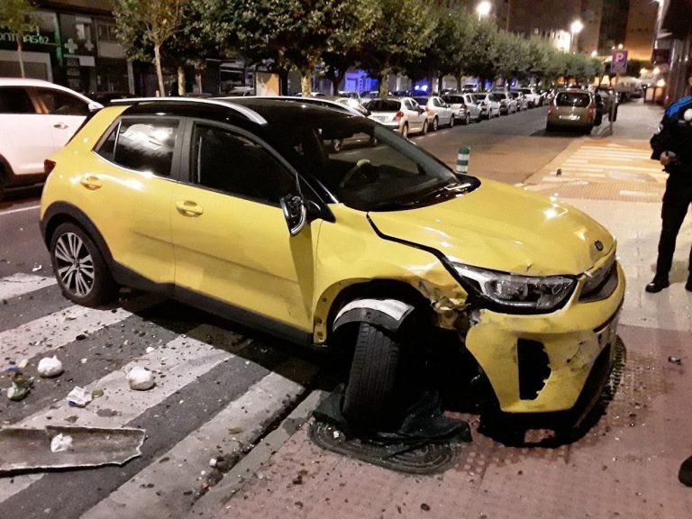 Un conductor ebrio choca contra una terraza en Lugo, se da a la fuga y presenta un carné de conducir «de fantasía»