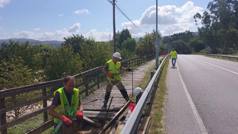 Comienzan las obras de la nueva pasarela peatonal en el entorno del colegio Santiago Apóstol de Soutomaior (Pontevedra)