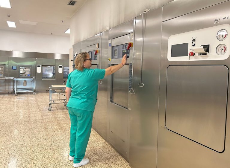 Hospitales del Área Sanitaria de Santiago y Barbanza recibirán más de 1,1 millones para renovar su esterilización