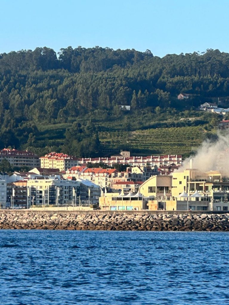 Declarado un incendio en una chimenea de un local de Sanxenxo (Pontevedra), sin registrarse daños