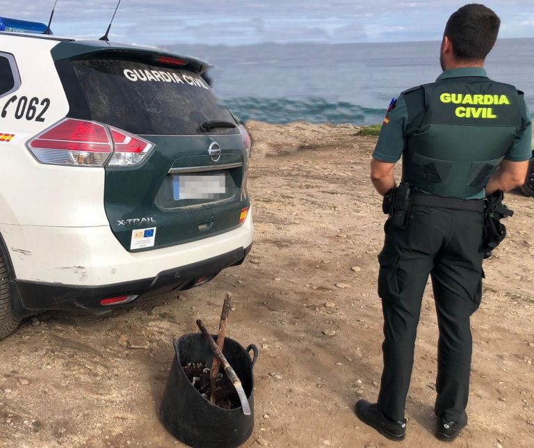 Pesca.- La Guardia Civil incauta 19 kilogramos de percebes procedentes del furtivismo en Caión (A Coruña)