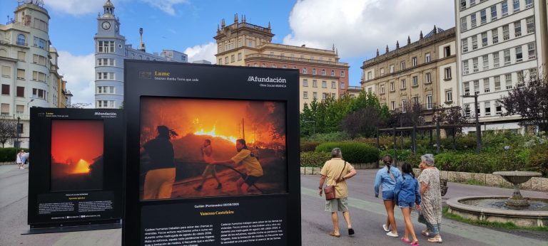 Afundación lleva a las calles de Ferrol la exposición ‘Lume’, con 13 paneles fotográficos sobre los incendios en Galicia