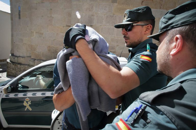 Prisión provisional, comunidada y sin fianza para el detenido por matar a un vecino y agredir a su mujer en Samos (Lugo)