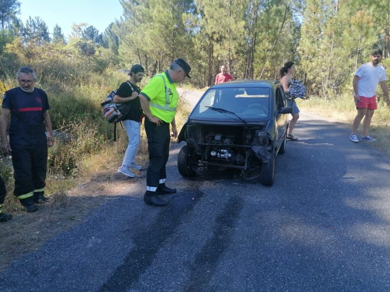 Heridos dos ocupantes de un vehículo en una colisión frontal en Lobios (Ourense)
