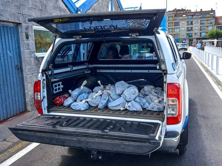 Incautados 80 kilos de pulpo congelado en Bueu y 59 kilos de almejas capturadas de manera ilegal en Ferrol