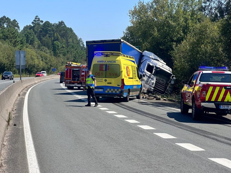 Herido el conductor de un camión al salirse de la vía en Sanxenxo (Pontevedra)