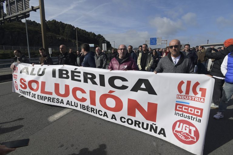 Extrabajadores de Alu Ibérica, antigua Alcoa A Coruña, empiezan a cobrar las indemnizaciones pactadas
