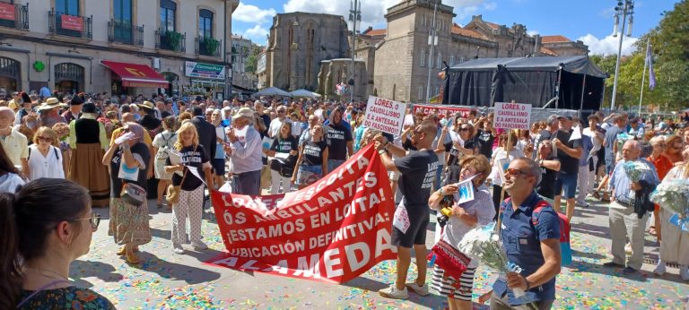 Los vendedores ambulantes protestan durante el pregón de las fiestas de la Peregrina en Pontevedra