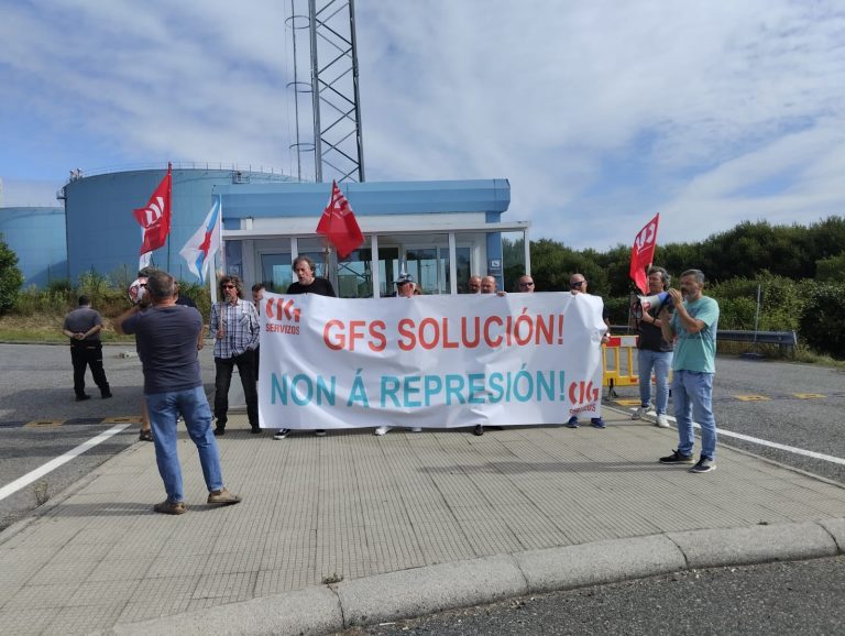 El personal de GFS se concentra ante de Forestal del Atlántico, en Ferrol, contra «constantes atrasos» en los pagos