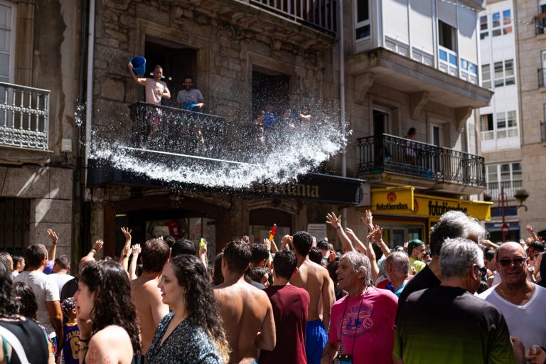 La Festa da Auga vuelve a inundar Vilagarcía (Pontevedra) en una jornada de festejos «con apenas incidentes»