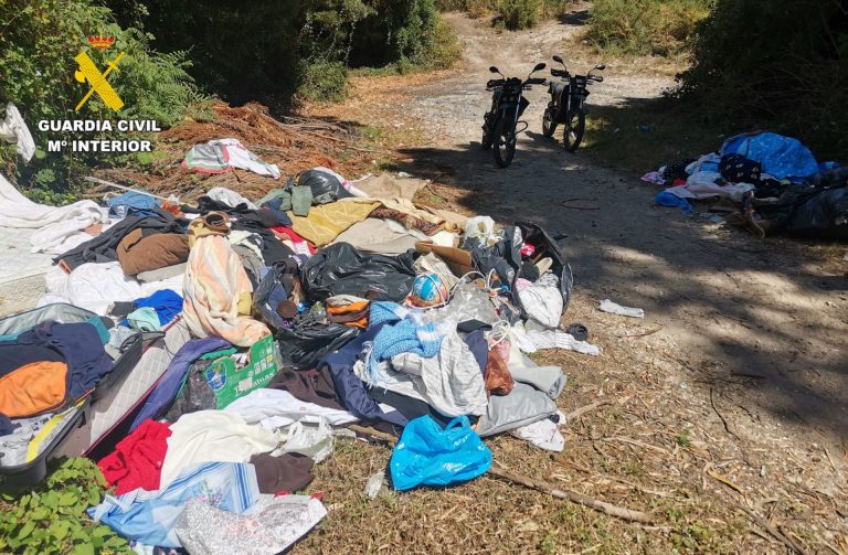 La Guardia Civil desmantela un vertedero ilegal en una zona forestal de A Zapateira