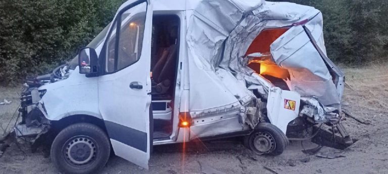 Herido el conductor de una furgoneta parada en el arcén de la A-6 que fue golpeada por un camión