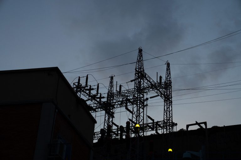 El precio de la luz cae este viernes un 5,5%, hasta los 107,64 euros/MWh