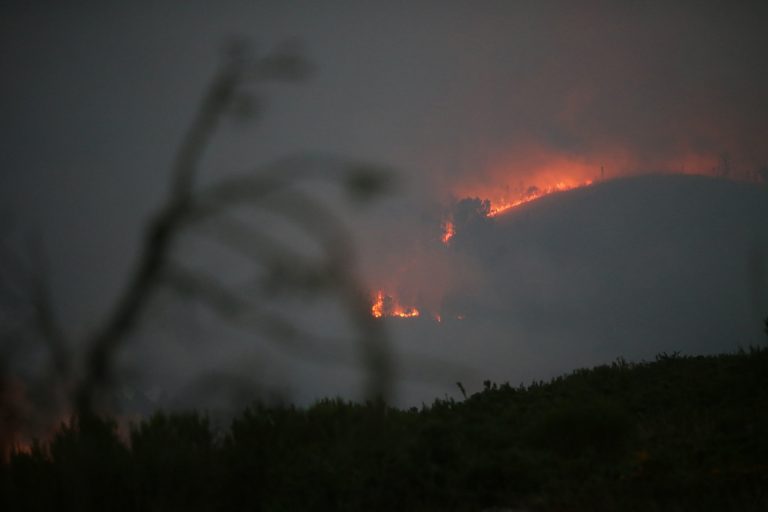Extinguido el incendio de Castro de Rei, que calcinó 27,5 hectáreas