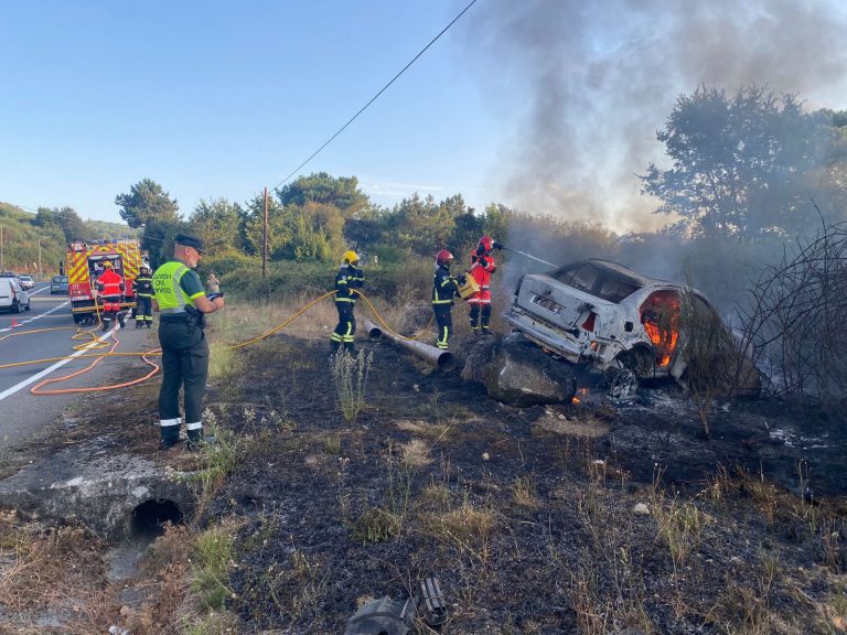 Trasladada al hospital de Ourense la conductora de un vehículo que se incendió tras salirse de la vía en la N-525