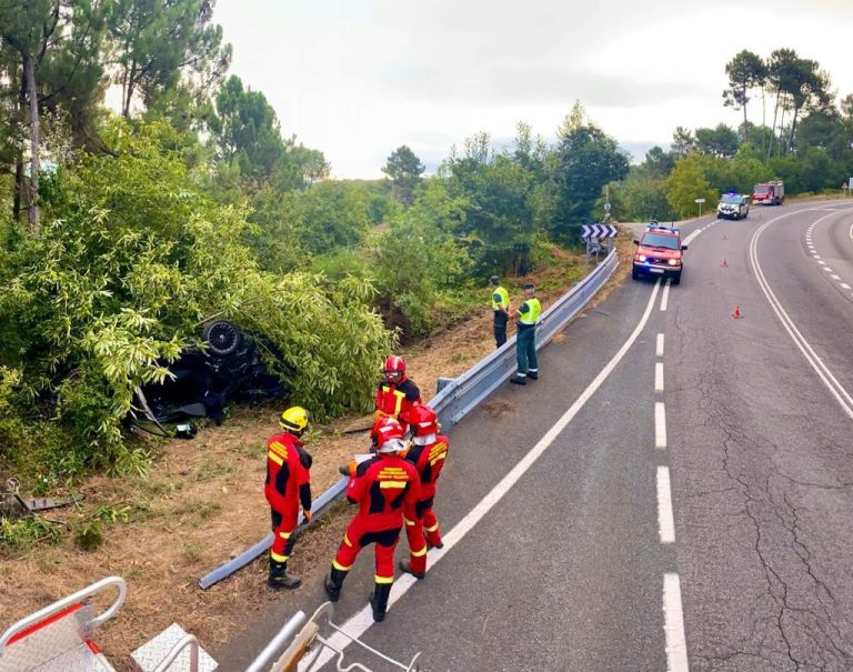 Fallece un joven tras chocar contra un árbol el turismo que conducía en Ramirás (Ourense)