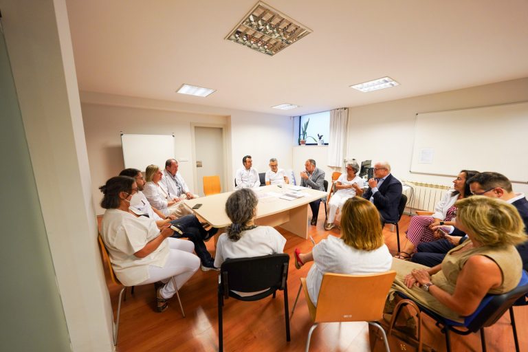 Comesaña visita el centro de salud de Lavadores (Pontevedra), con más de 17.000 consultas realizadas este verano