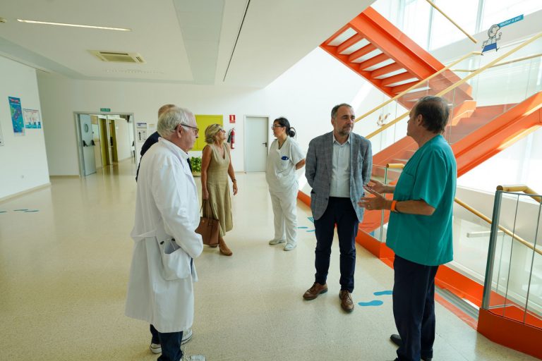 Comesaña visita el centro de salud de Tui (Pontevedra) que supera las 23.000 consultas realizadas en este verano