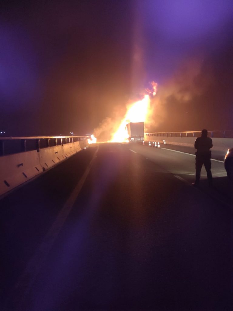 Reabierto al tráfico la A-52 el tramo de la autovía A-52 en Zamora donde ardió un camión cargado de chocolate