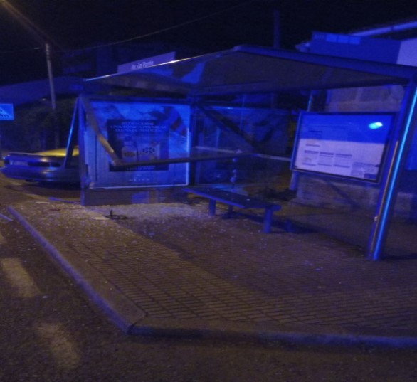 Tres mujeres resultan heridas tras salirse de la vía su coche en Vigo y chocar contra una marquesina de bus