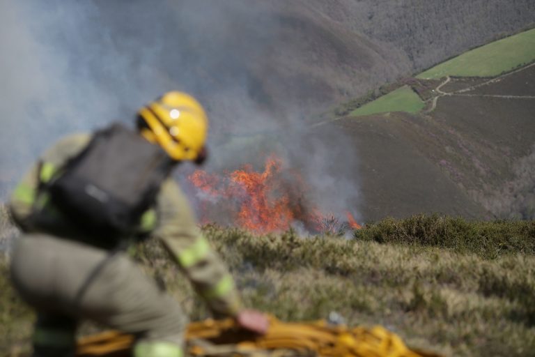 Rural.- Un incendio forestal activo en A Mezquita (Ourense) quema 70 hectáreas