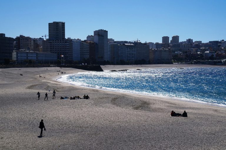 Reabiertas al baño las playas de A Coruña cerradas el martes por presencia de carabelas portuguesas
