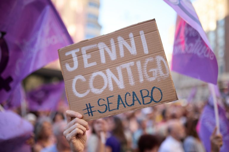 Feministas protestan este viernes en Motril, A Coruña y otras localidades para «sacarle la roja a Rubiales»