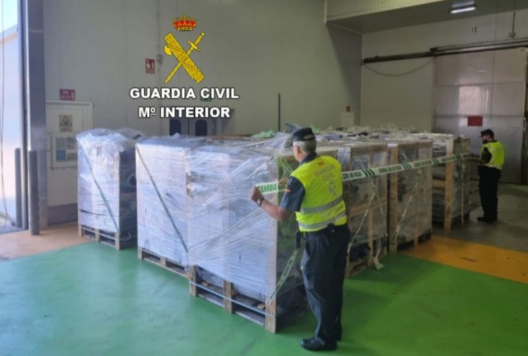 Intervenidas más de 15 toneladas de pez espada en un camión a su paso por Rande, en Pontevedra