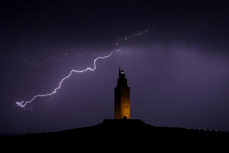 La Torre de Hércules cierra a partir de las 17,30 horas por la alerta amarilla por viento