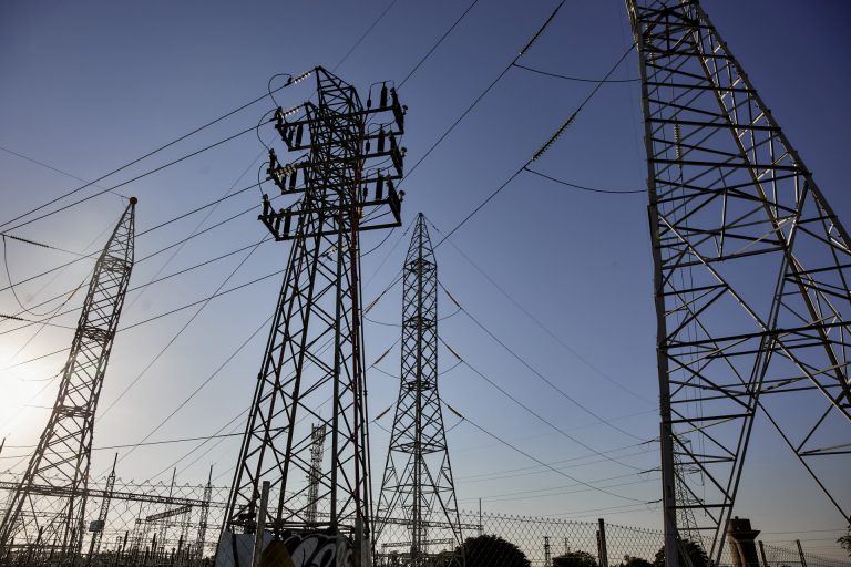 El precio de la luz baja este domingo un 38%, hasta los 63,35 euros/MWh