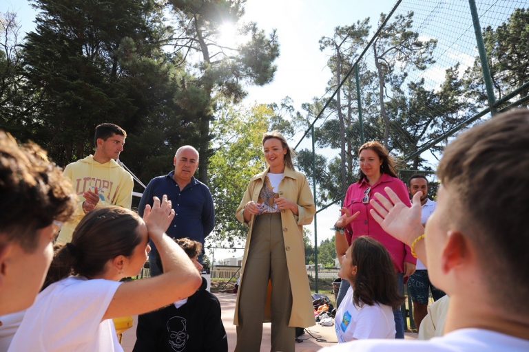 Fabiola García visita a los jóvenes en los últimos turnos de campamentos de la campaña de verano de la Xunta