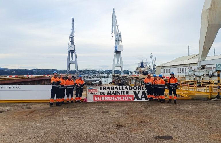 Los trabajadores de la auxiliar Mainfer cortan durante dos horas el acceso al astillero de Navantia Ferrol