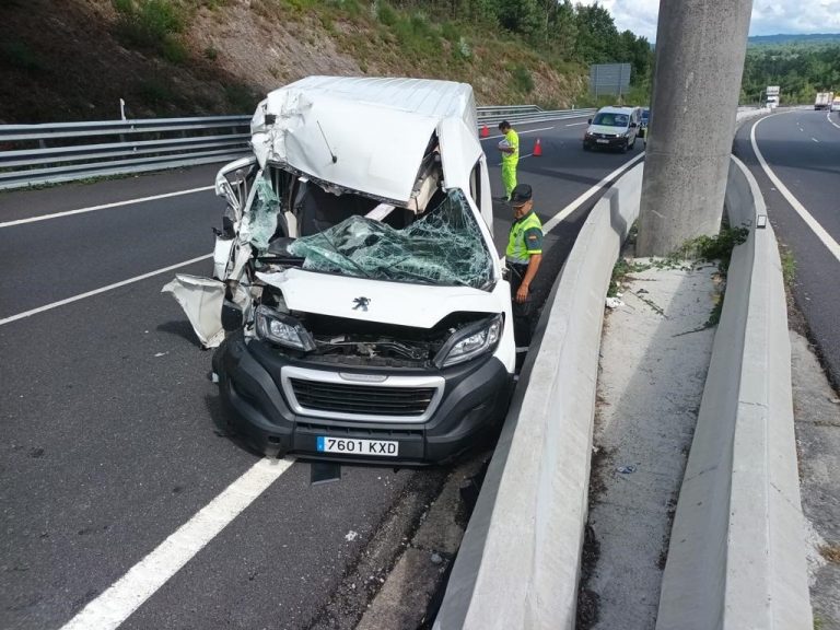 Herido el conductor de una furgoneta al colisionar su vehículo y un camión articulado en Cea (Ourense)
