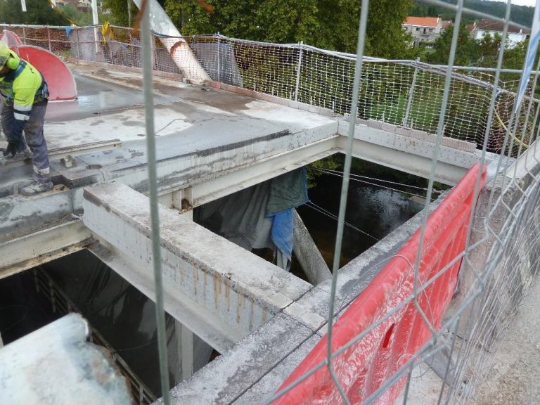 Iniciados los trabajos para desmontar el tablero del puente de Ponte Arnelas