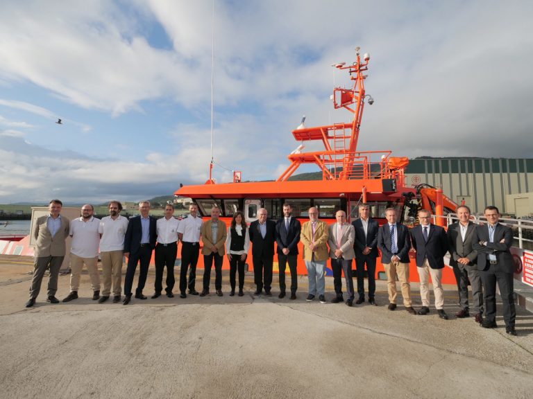 Salvamento Marítimo recibe la embarcación Guardamar Urania, construida en Burela (Lugo)