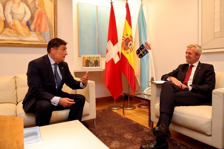 El presidente de la Xunta y el embajador de Suiza abordan la «relación histórica» entre este país y Galicia