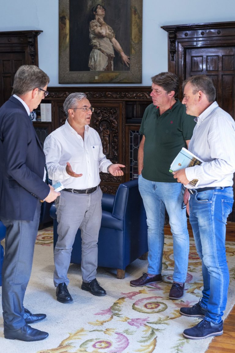 Luis Menor se compromete con alcaldes de Ourense a «mantener siempre abierta la vía del diálogo con los ayuntamientos»