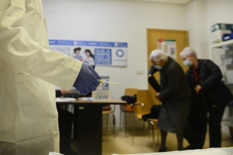 Consello.- Galicia arrancará el 25 la vacunación contra la covid y gripe en residencias de mayores