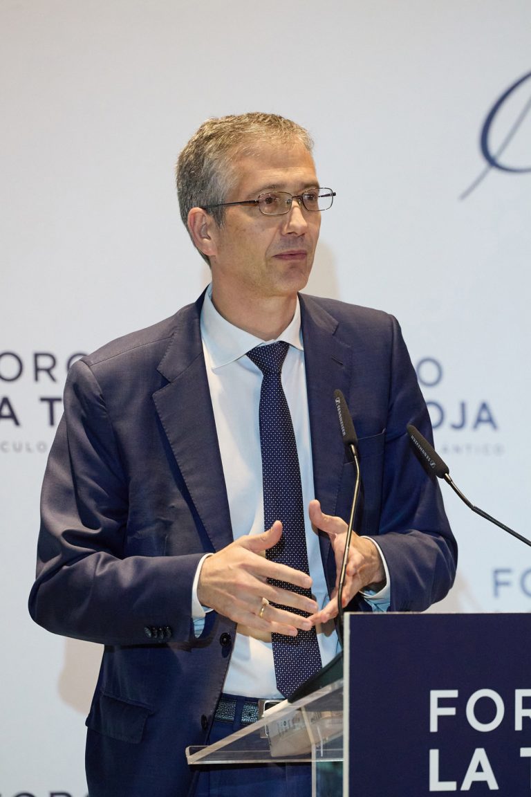 De Cos pide analizar la capacidad de absorción de pérdidas de los ‘CoCos’ en momentos de tensión bancaria