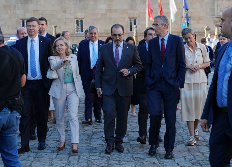 Calviño cree que la presencia de algunos candidatos al BEI en Santiago puede «llevar a conversaciones»