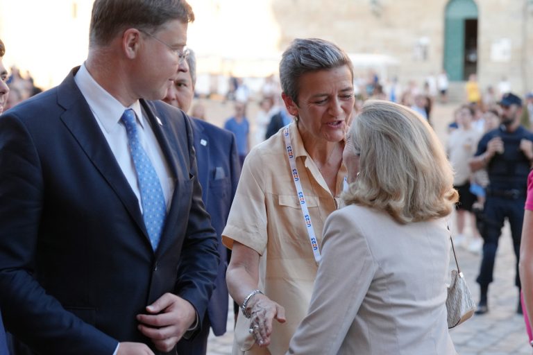 Vestager acude a Santiago a cerrar alianzas para presidir el BEI y dice tener apoyos