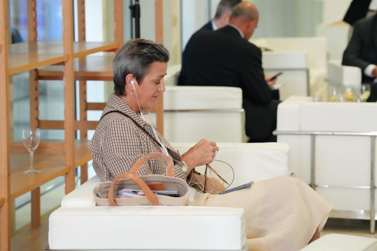 Vestager aprovecha para tejer en un descanso de la reunión del Ecofin