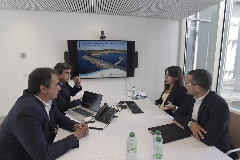 La Xunta y la Autoridad Portuaria de A Coruña abogan por convertir el puerto exterior en un «hub de descarbonización»